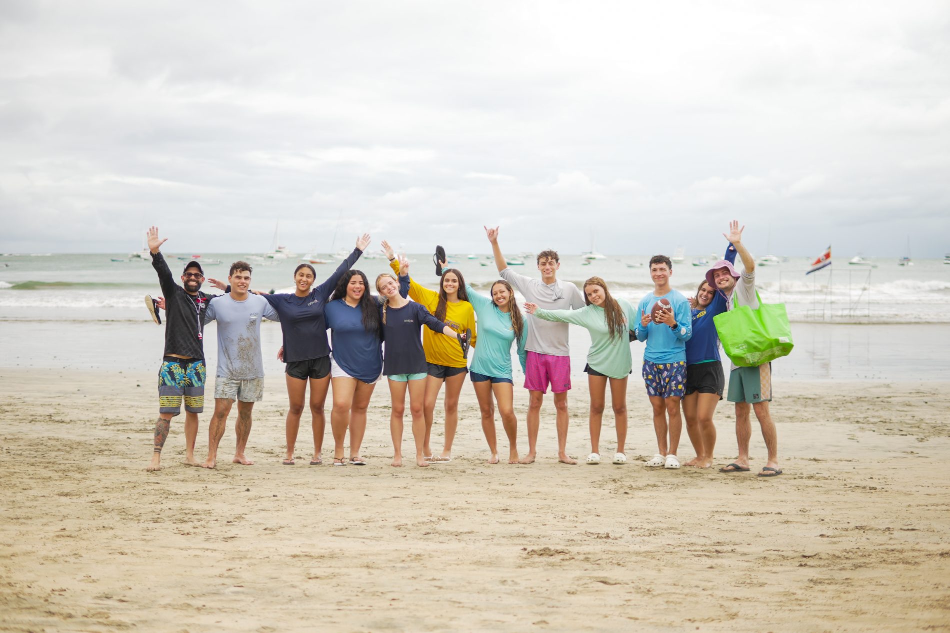 Grupo Expedición CR en la playa